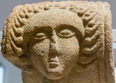 Antik kazılarında bulunan heykel