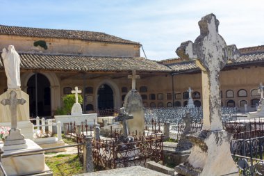 güzel heykel ve haç ile eski mezarlığı