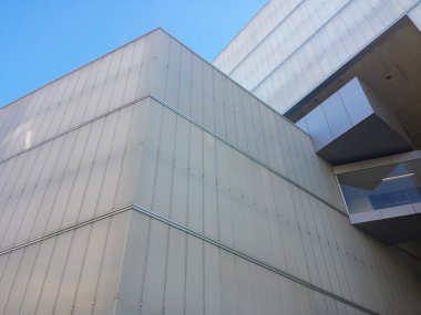 Modern mimarinin büyük binası, beyaz plastik.