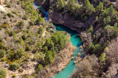 Jucar sessiz nehir geçiyor Cuenca, İspanya derin dağlardan