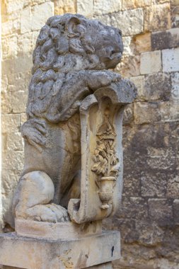 bir aslan heykeli, granit içinde oyulmuş