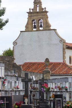 güzel heykel ve haç ile eski mezarlığı