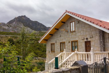 Yazın yüksek dağlarda güzel evler