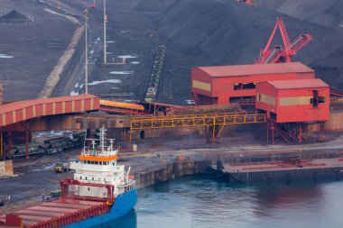 Kasetçalar bir liman kömür taşımak için