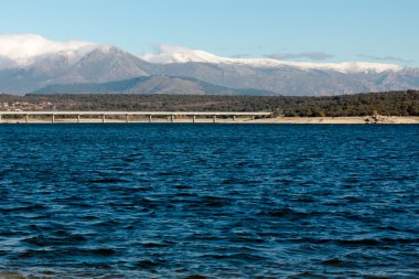 Büyük göl Valmayor, Madrid, İspanya mavi suları kıyısında