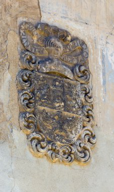 Blazon armasının içinde taş