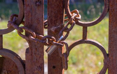 Paslı zinciri ile eski kapı kilidi