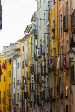 İspanya 'nın Cuenca şehrinde tipik renkli evler