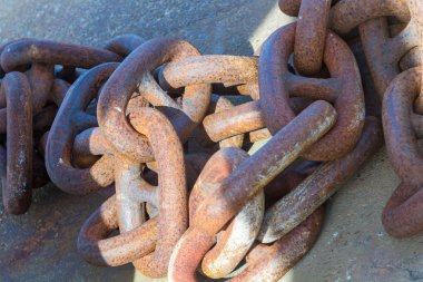 Büyük bir zincirin bir tekne çapa
