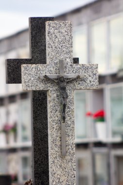 Mezar taşındaki modern mermer çapraz