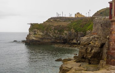 Gijon, İspanya limanda denize yakın dik