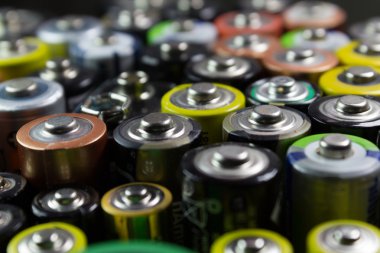 Farklı renk ve tipte piller