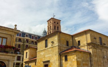 İspanya 'nın Leon şehrinde eski bir bina.