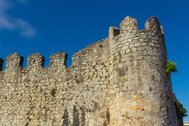 Eski çağ duvarına