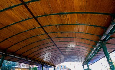 demir ve tahta kapak