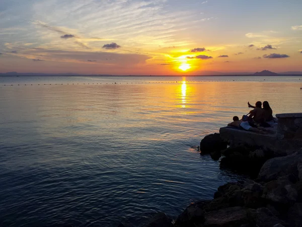 Sonnenuntergang am Strand neben dem ruhigen Meer — Stockfoto