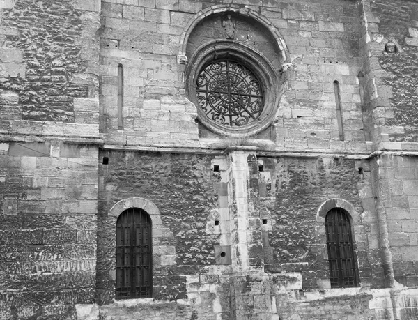 Oude kerk windows in Oviedo, Spanje — Stockfoto