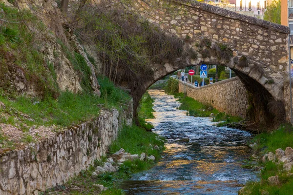 アーチの石造りの橋とスペイン、クエンカの街における歩行者 — ストック写真
