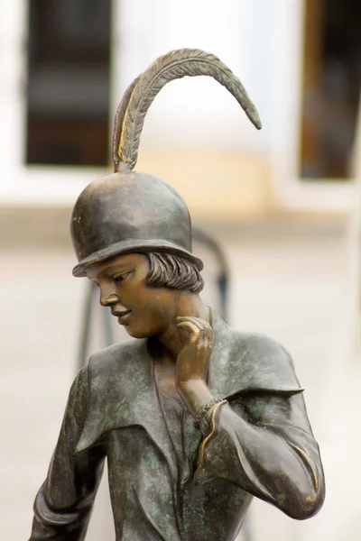 Statue junger Frau in Bronze gemeißelt — Stockfoto