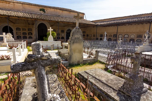 Alter Friedhof mit schönen Skulpturen und Kreuzen — Stockfoto