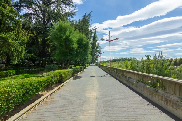 Sendero para caminar y andar en bicicleta en un parque — Foto de Stock