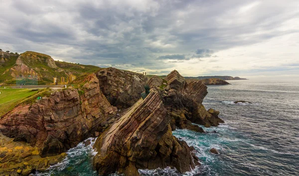 Denkmal auf den Felsen am Meer von philippe cousteau, gijon, spanien — Stockfoto