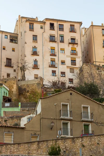 Maisons typiques le long du précipice de la ville de Cuenca, Espagne — Photo