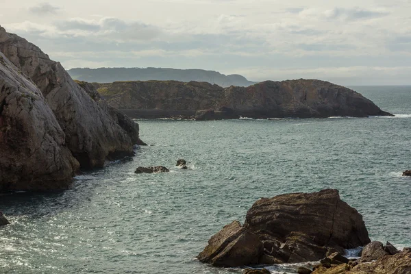 Rocas costeras y acantilados junto al mar — Foto de Stock