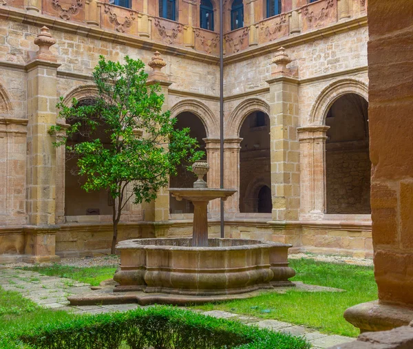 Small source of water in a city park — Stock Photo, Image