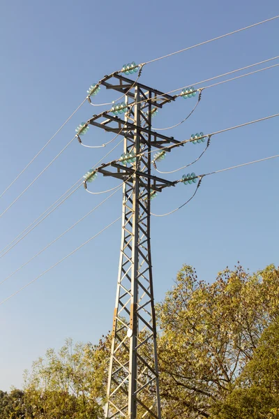 Moderne elektrische toren op blauwe hemel — Stockfoto