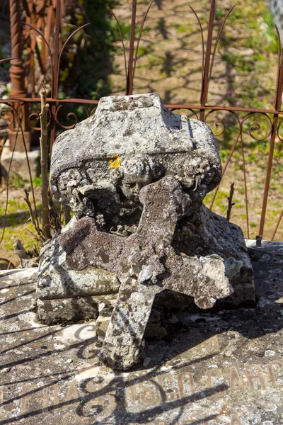 Velha cruz de pedra grave destruída — Fotografia de Stock