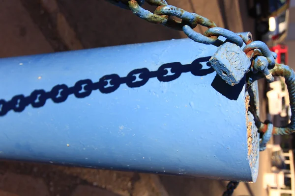 Chain detail on a street — Stock Photo, Image