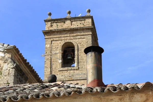 Torre de sino da Igreja Católica Velha na Espanha — Fotografia de Stock