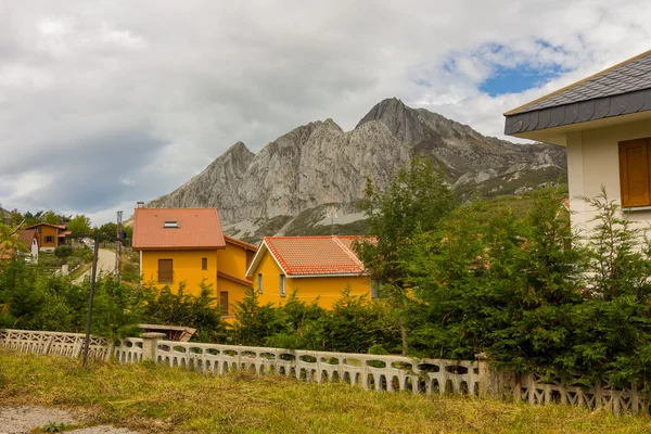 Belle case in alta montagna durante l'estate — Foto Stock