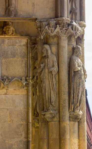 Religijne detale architektoniczne w kościele — Zdjęcie stockowe