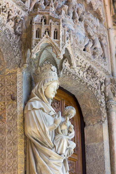 Statue religieuse sculptée dans la pierre — Photo
