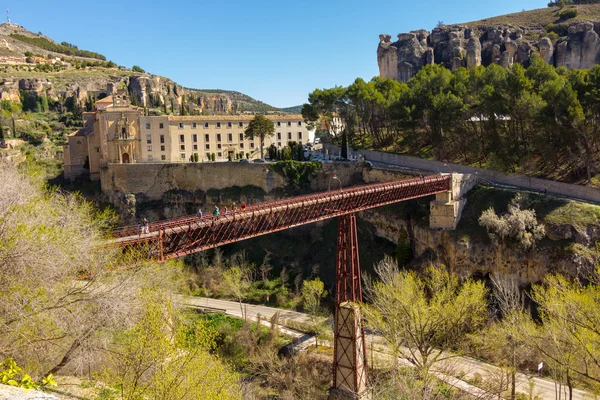 クエンカ、スペインの街で有名な鉄の歩道橋 — ストック写真