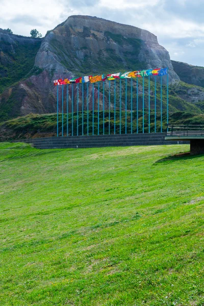 Spanien regionala flaggor i en park gröna ängar — Stockfoto