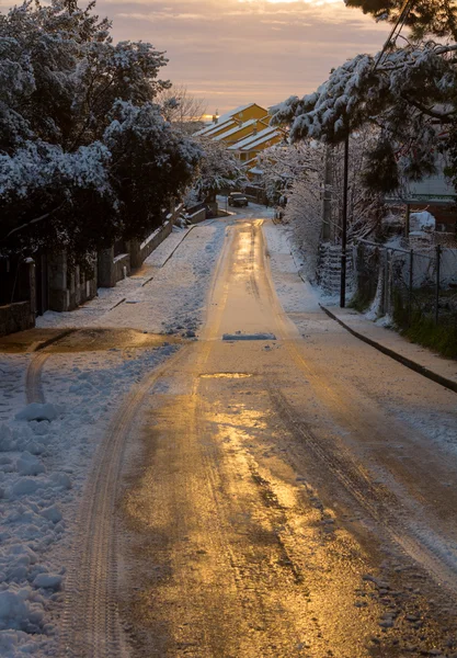 Tomma gator i en snöig by — Stockfoto