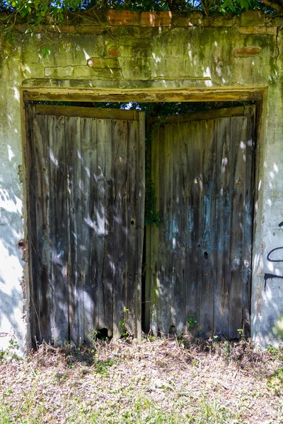 Vecchia porta in edificio rovinato — Foto Stock