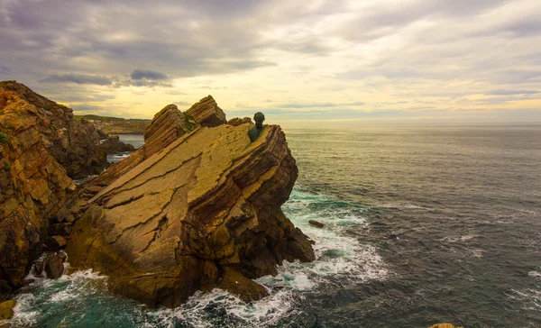 Denkmal auf den Felsen am Meer von philippe cousteau, gijon, spanien — Stockfoto