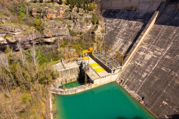 Old dam hydroelectric power plant in cuenca, Spain — Stock Photo, Image