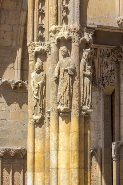Estatua religiosa tallada en piedra —  Fotos de Stock