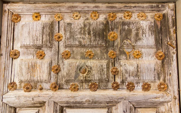 Detalle de fondo de la vieja puerta de madera y remaches — Foto de Stock