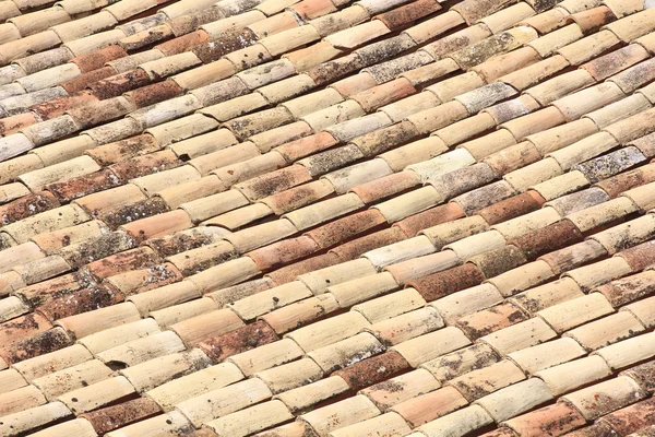 Fundo com azulejos antigos em um telhado — Fotografia de Stock