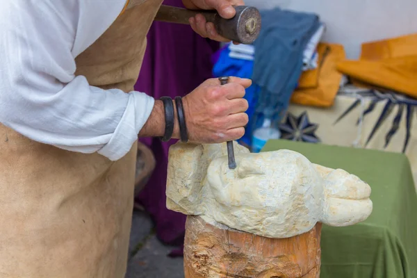 Escultor de piedra trabajando con sus herramientas —  Fotos de Stock