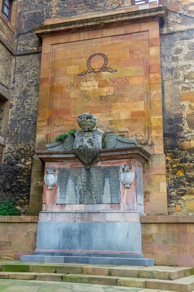 Monumento em honra de Jovellanos, em Oviedo, Espanha — Fotografia de Stock