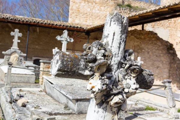 Oude begraafplaats met mooie beelden en kruisen — Stockfoto