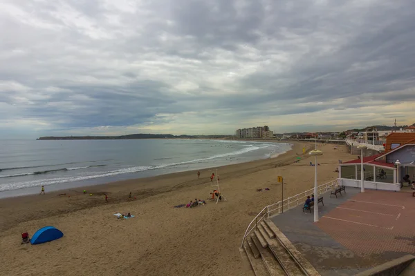 Stranden i regnig dag i Asturias, Spanien — Stockfoto