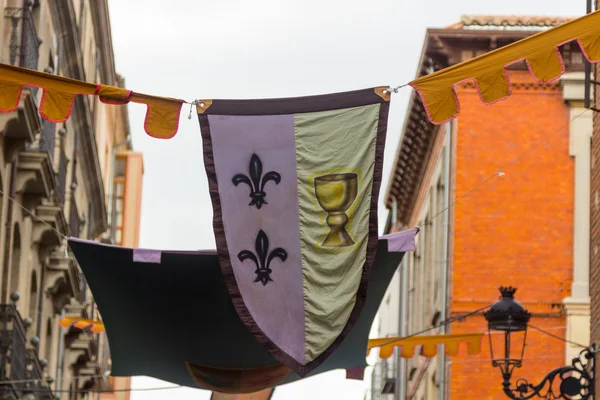 Flaggen mit Emblemen des Mittelalters — Stockfoto